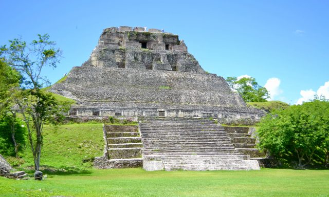 Tumba maya en Belice