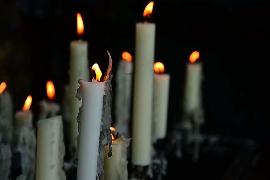 Luz en la Oscuridad: La Profunda Tradición de las Velas de los Muertos