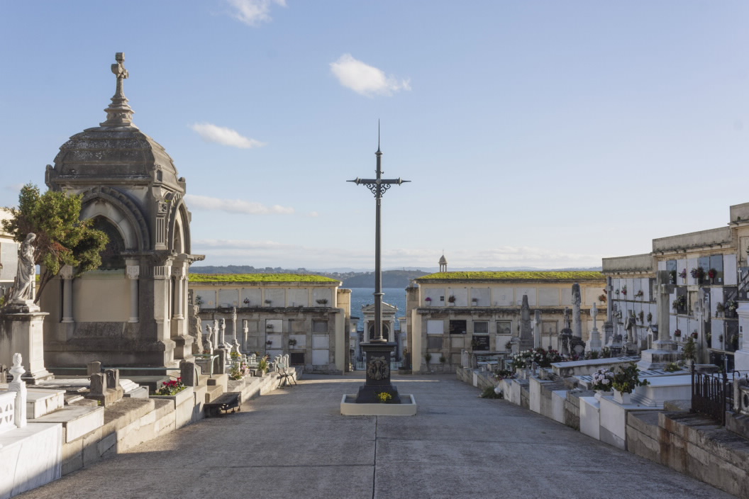 Donde el Mar Abraza la Eternidad: Cementerios Marinos de Galicia