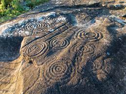 Los Petroglifos y Dólmenes en Galicia: Vestigios Prehistóricos y su Significado